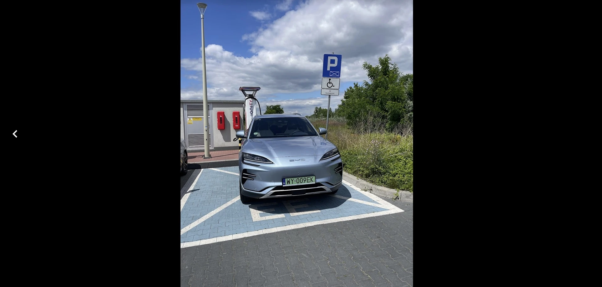 Widziałem miejsce dla niepełnosprawnych pod ładowarką, które mnie zaintrygowało. Kto może tam stawać?
