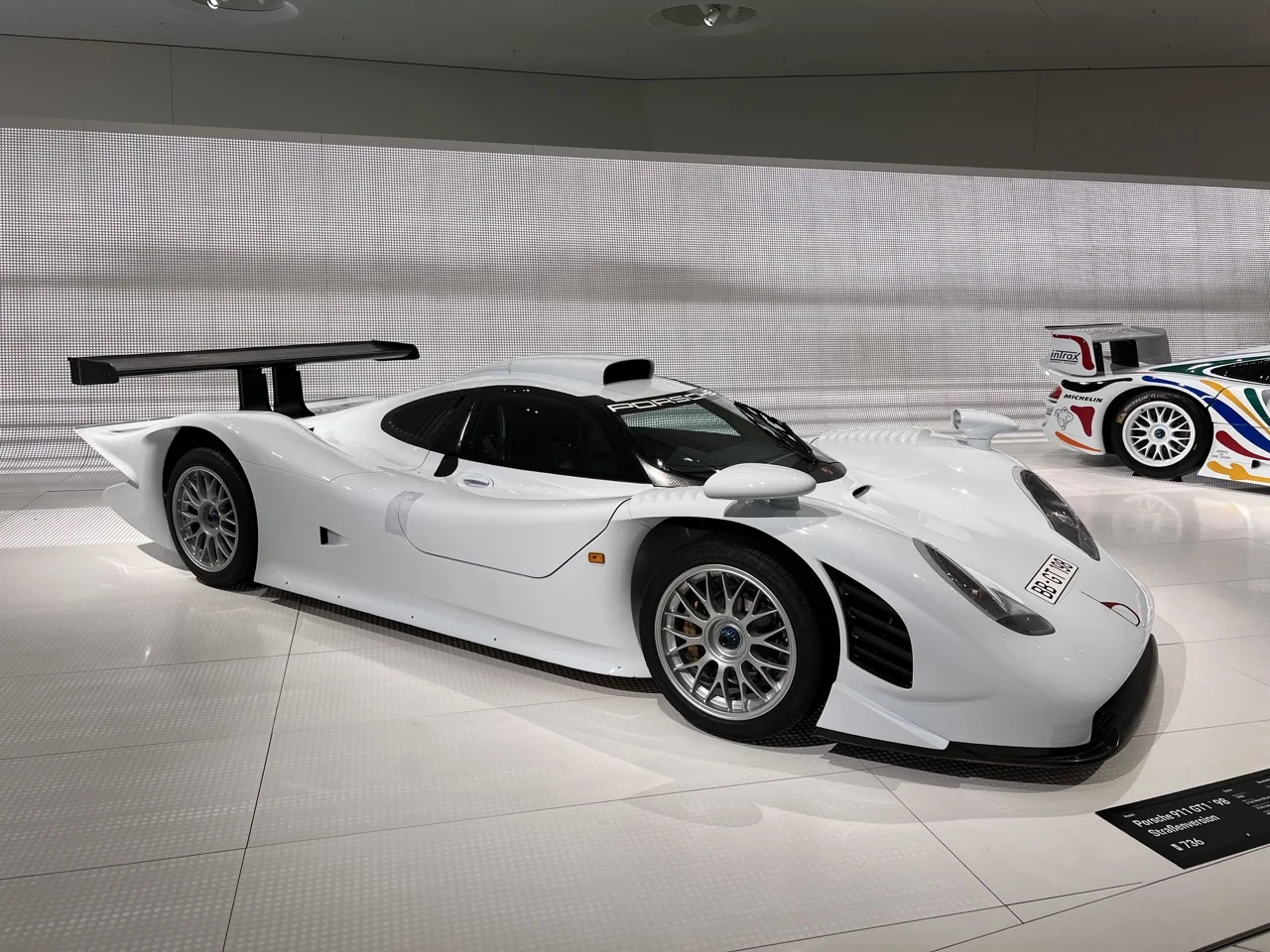 Po marzeniu o awansie Polaków popatrz jeszcze na samochody marzeń. Muzeum Porsche w Zuffenhausen - poradnik i wrażenia