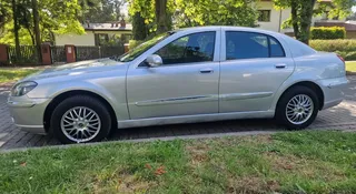 Nad tym sedanem pracowali Porsche i Pininfarina. Może być twój za 5000 zł. Jest jedno "ale"