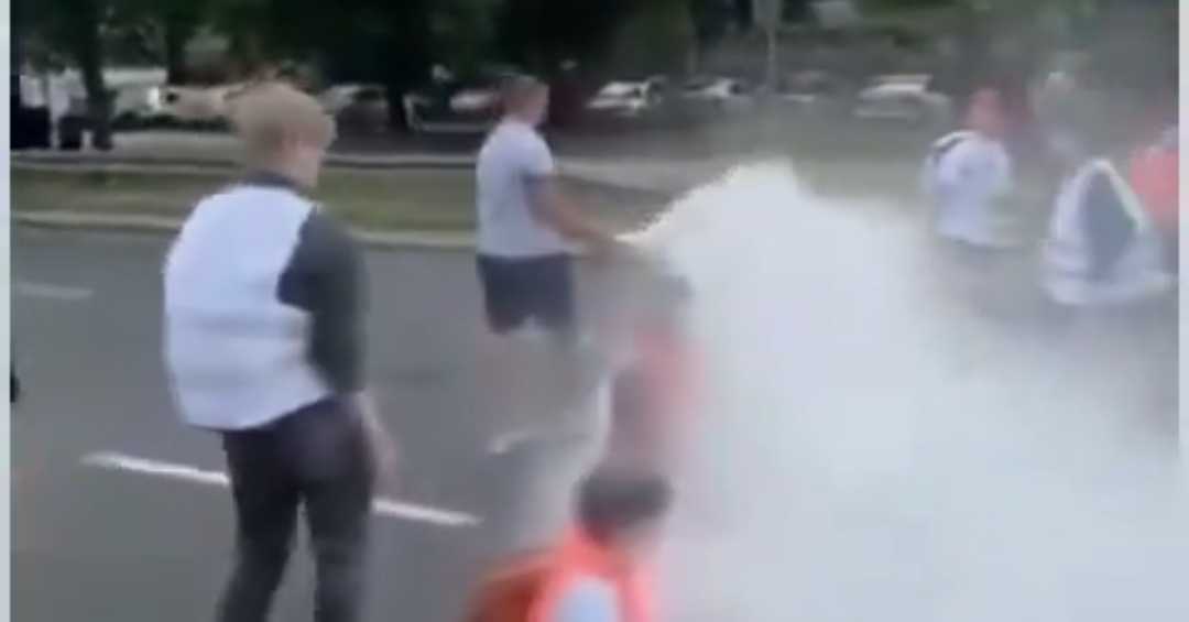 Pokój nigdy nie był opcją. Gaśnica poszła w ruch w stronę aktywistów leżakujących na asfalcie