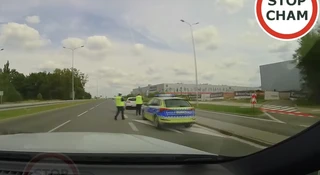 Radiowóz stał na środku pasa i blokował ruch. Co wolno mundurowemu, to nie tobie zwykłemu