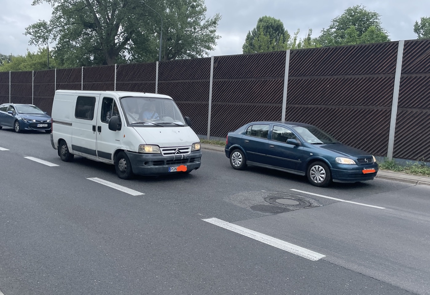 Warszawska strefa czystego transportu to strefa zagubionych. Kontrolujący i kontrolowani w jednym śpią domu