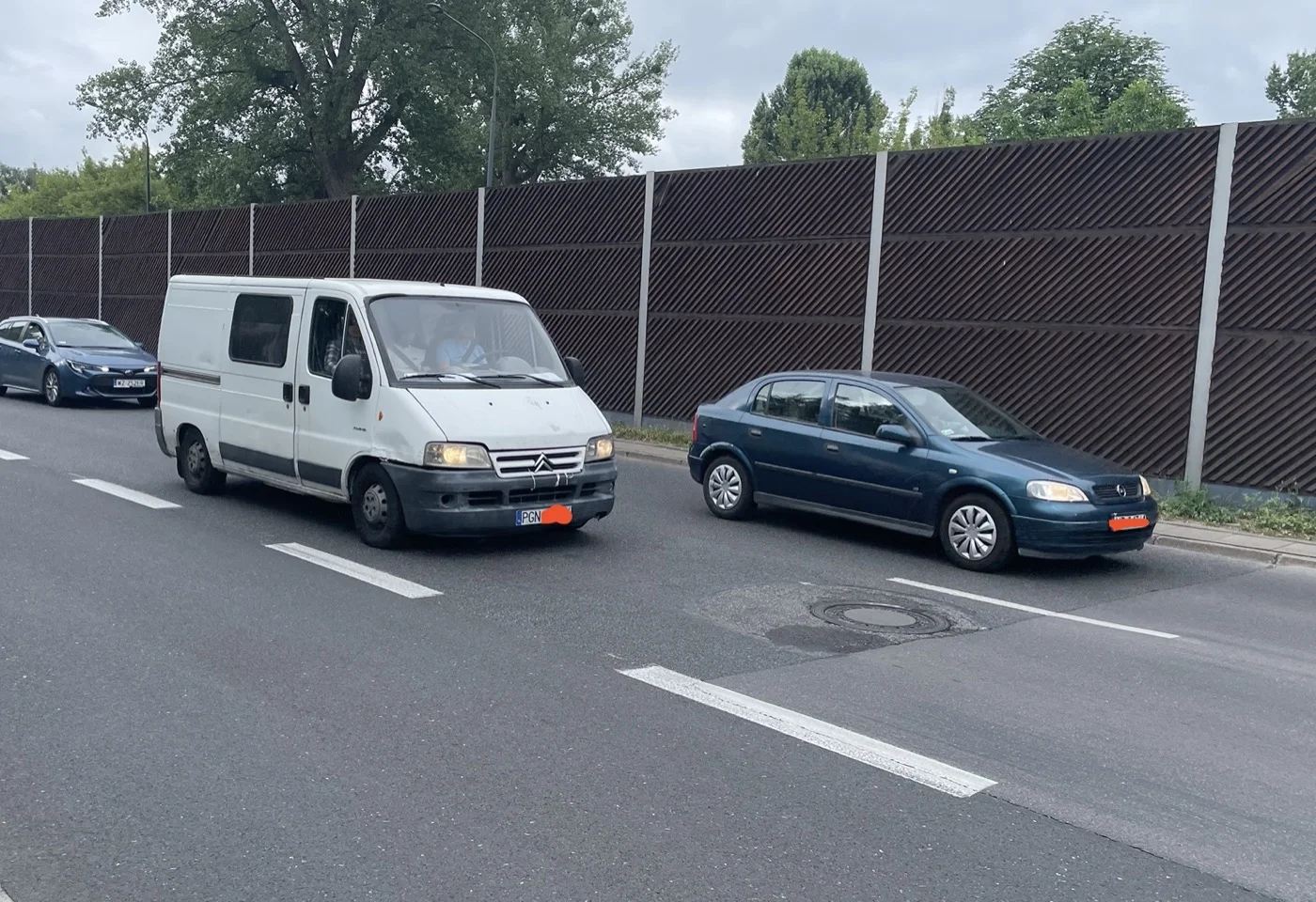Warszawska strefa czystego transportu to strefa zagubionych. Kontrolujący i kontrolowani w jednym śpią domu