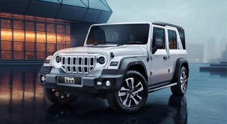 Kopia długiego Jeepa Wranglera kosztuje 58 tys. zł. Nazywa się Mahindra Thar Roxx i jest świetna