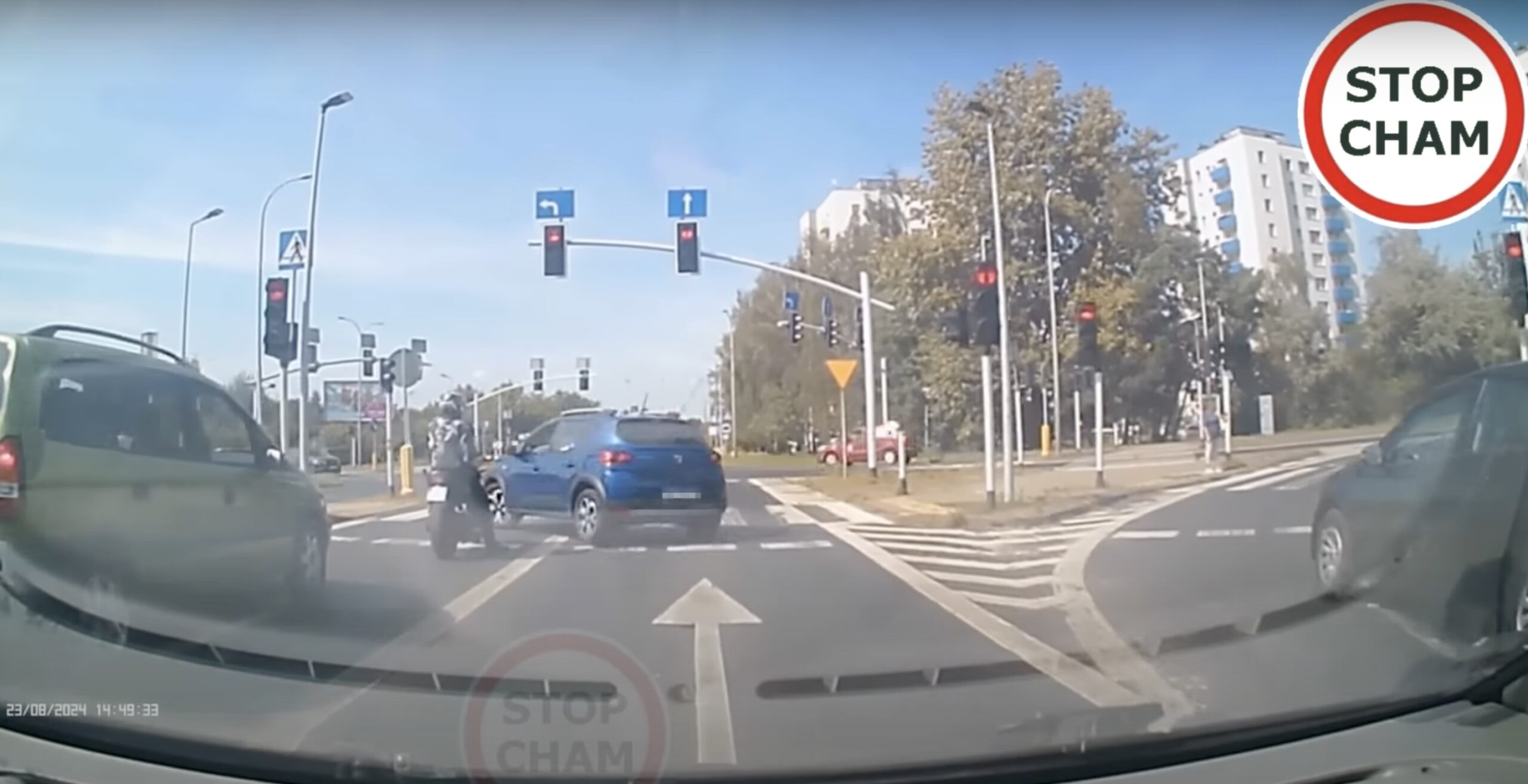 Kierowca Dacii wygrywa skierowanie na badania u doktora od głowy. Nie był w stanie znieść motocyklisty