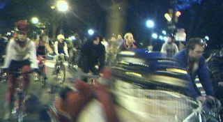 Rowerzyści kupili asfalt w workach i wzięli sprawy w swoje ręce. Oto Nocny Zarząd Dróg Rowerowych