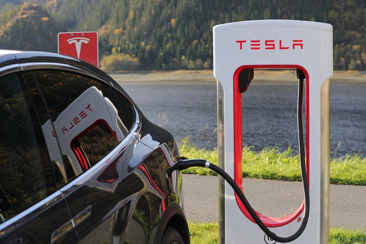 ładowanie tesli Tesla