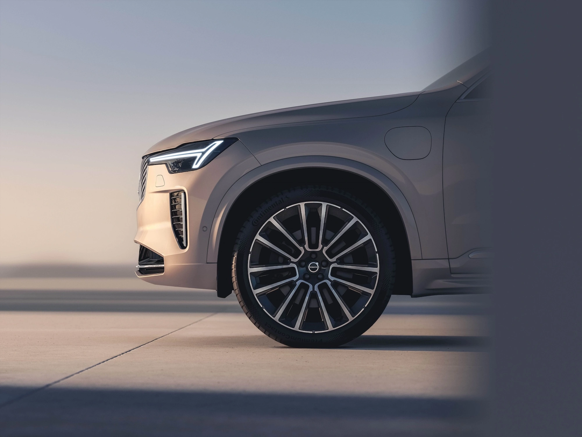 Nowe Volvo XC90 ma już polskie ceny. Z wyborem napędu nie będziesz mieć problemów