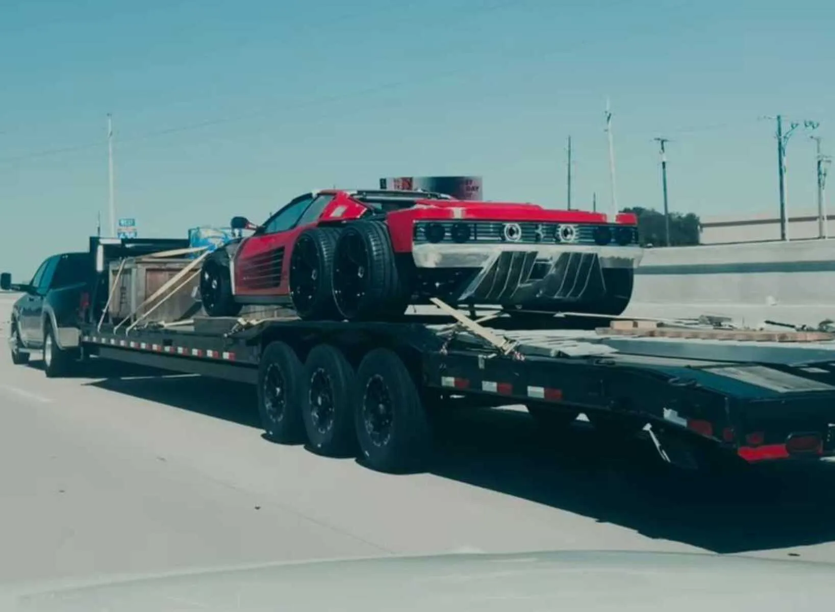 Oto 6-kołowe Ferrari Testarossa. Enzo powiedziałby „zobaczcie jak zmasakrowali mojego chłopca&#8221;