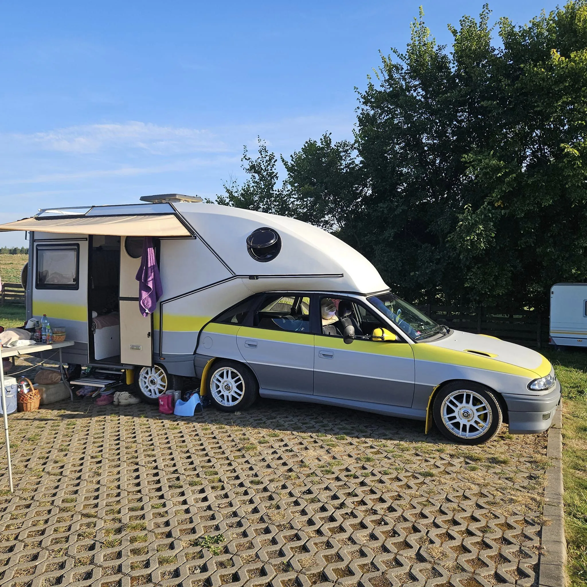 Ten Opel Astra ma kibelek i trzy osie. Spędź w nim wakacje i miej wszystko w nosie