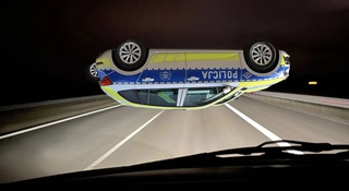 Trudno jest być komendantem głównym policji. Tym razem dachowanie na autostradzie. Zdjęcia