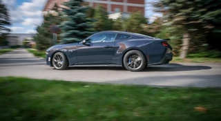 Smaży laka lepiej niż babcia naleśniki. Ford Mustang Dark Horse to ostatni taki wóz
