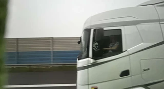 Czy kierowcy ciężarówek siedzą w telefonach? Zajrzałem do prawie stu szoferek i już wiem