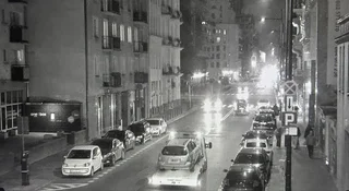 Ludzie przebrani za kartony demolują auto w Warszawie. Już niedługo nowa moda wśród nastolatków 