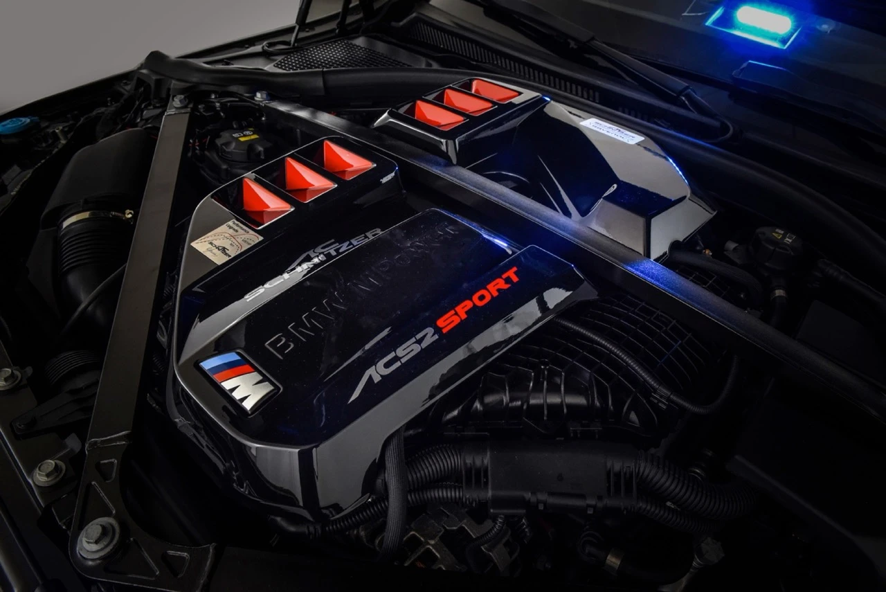 https://ocs-pl.oktawave.com/v1/AUTH_2887234e-384a-4873-8bc5-405211db13a2/autoblog/2024/11/Polizei-BMW-M2-G87-Tune-it-Safe-2024-AC-Schnitzer-Tuning-Interieur-05-Duzy.jpeg