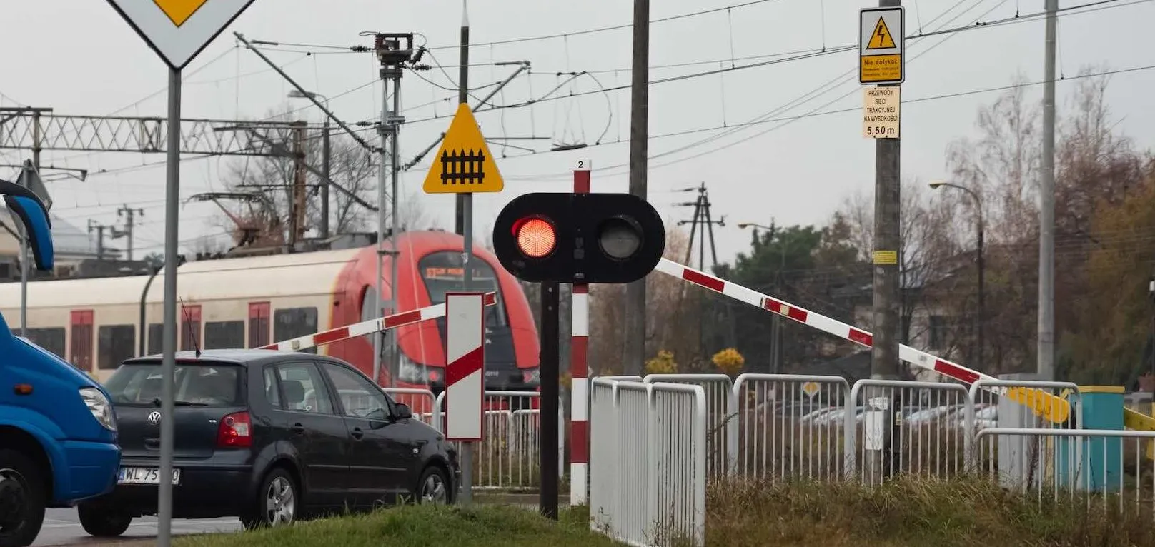 Jak przejeżdżać przez przejazd kolejowy? Oto poradnik wart 12 mln zł