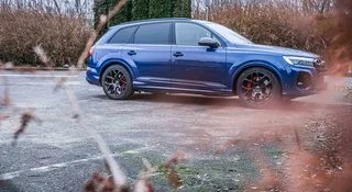Audi podaje, że hybrydowe Q7 przejedzie na prądzie aż 74 km. Sprawdziłem to i prawie zasłabłem