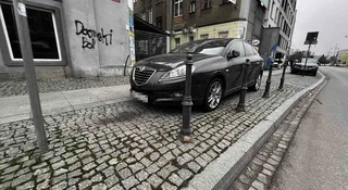 Słupki na chodnikach to dla mieszańców Łodzi wyzwanie. Zobaczcie mistrzów parkowania
