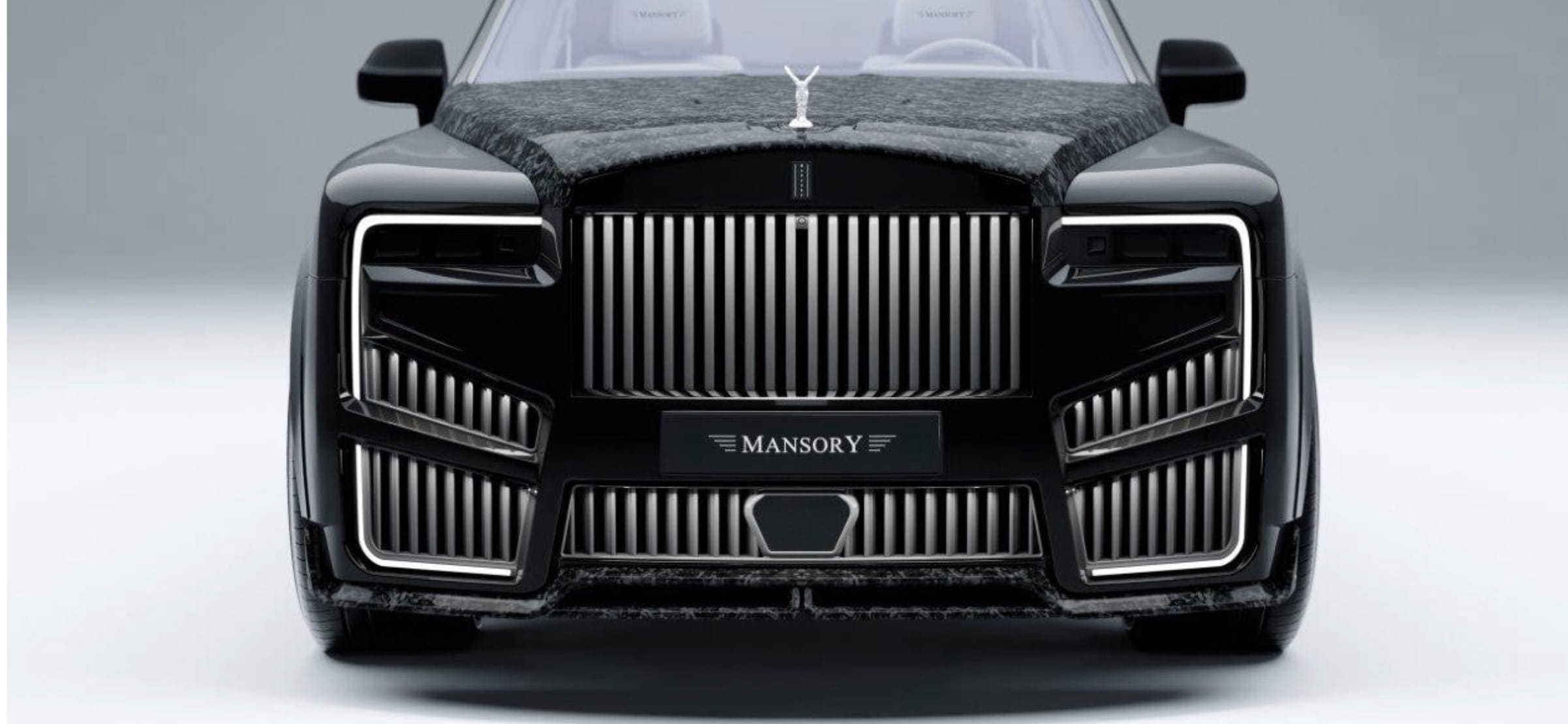 Mansory wzięło się za najnowszego SUV-a dla piłkarzy. Jest jak jeżdżący telebim