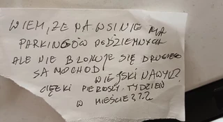 Miał czelność zaparkować na rejestracjach „ze wsi". Warszafka zostawiła mu wymowną kartkę