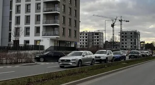 Do czego służy lewy pas ruchu? Na tej ulicy do parkowania, a o co chodzi?