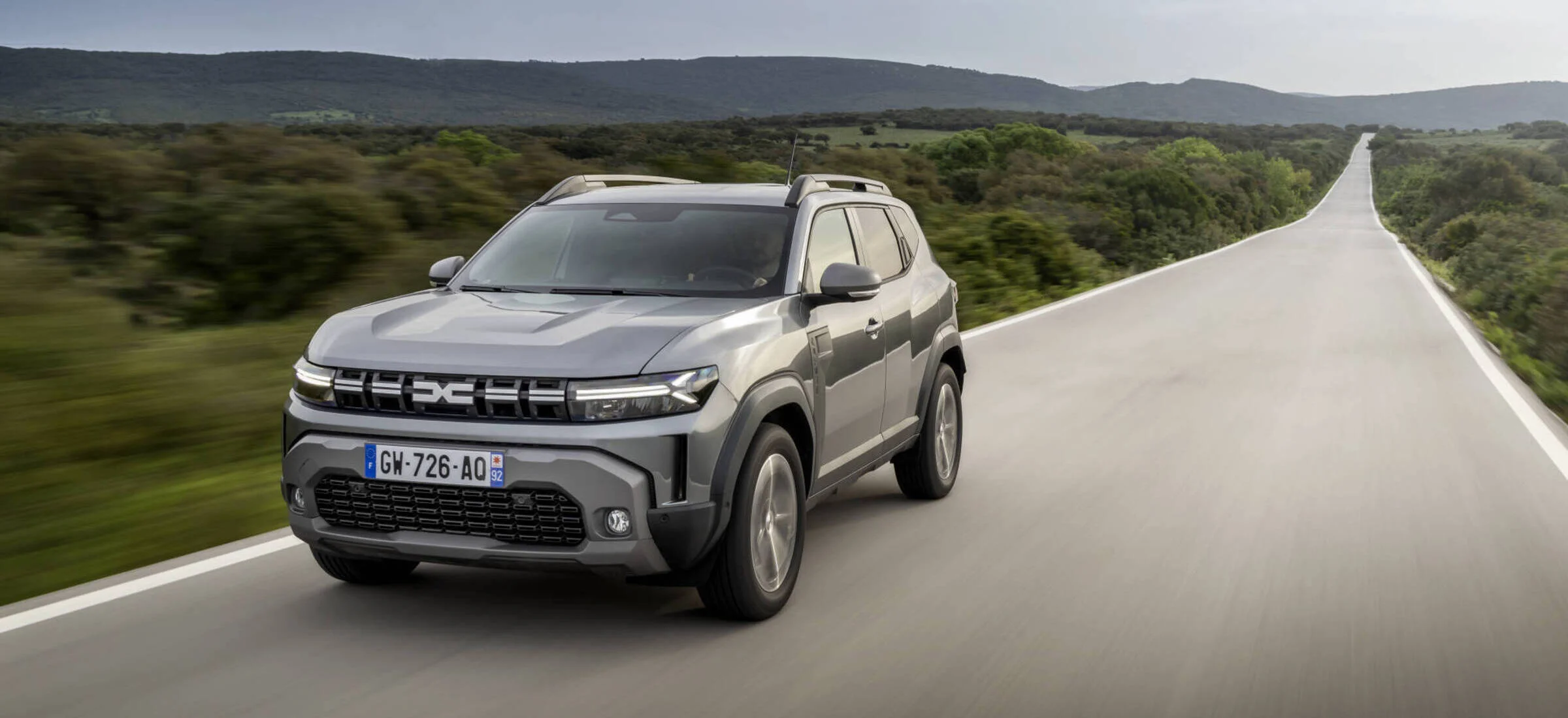 Dacia i Tesla w jednym stały domu. Szkoda że wjechały oknem