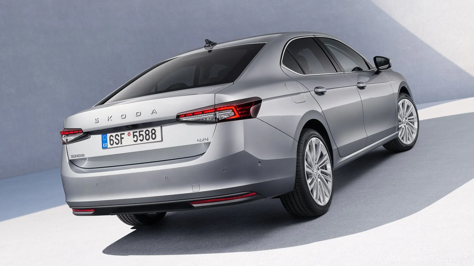 Skoda Superb z nowym napędem już w Polsce. Standardowe wyposażenie zaskakuje