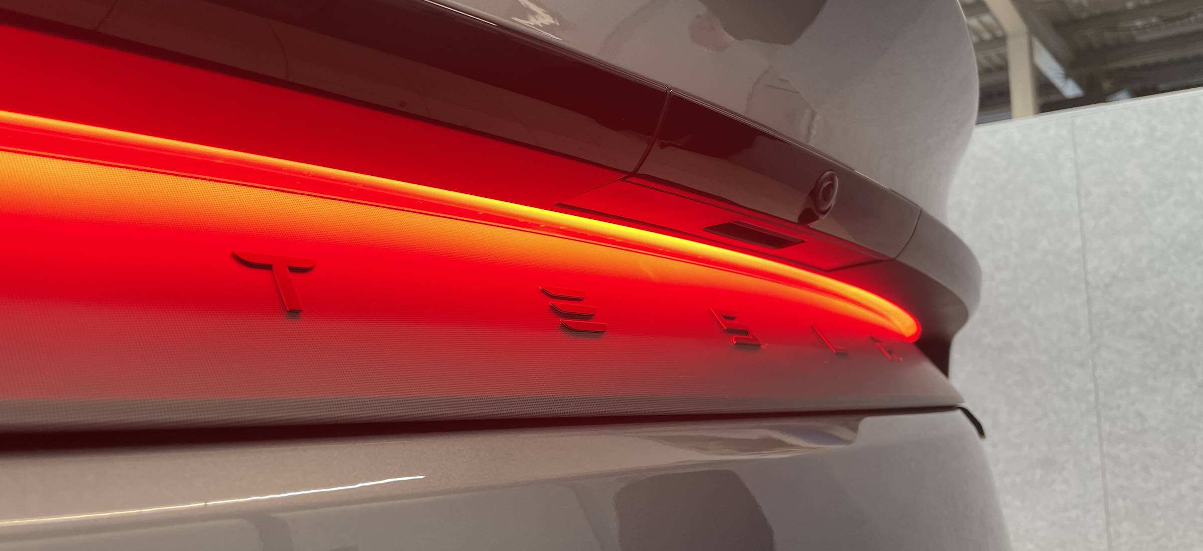 Tesla pozywa swoich klientów. A taka miła była, zawsze się kłaniała