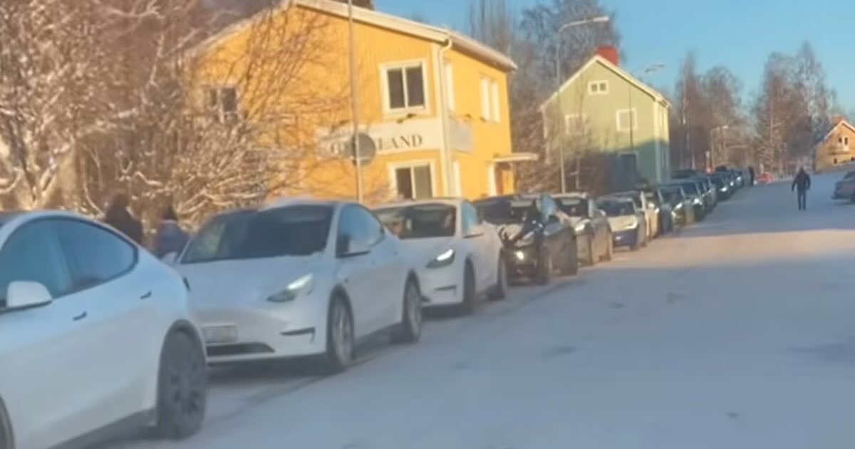 200 Tesli utknęło w kolejce pod ładowarką. Zemsta elektryków na pełnej