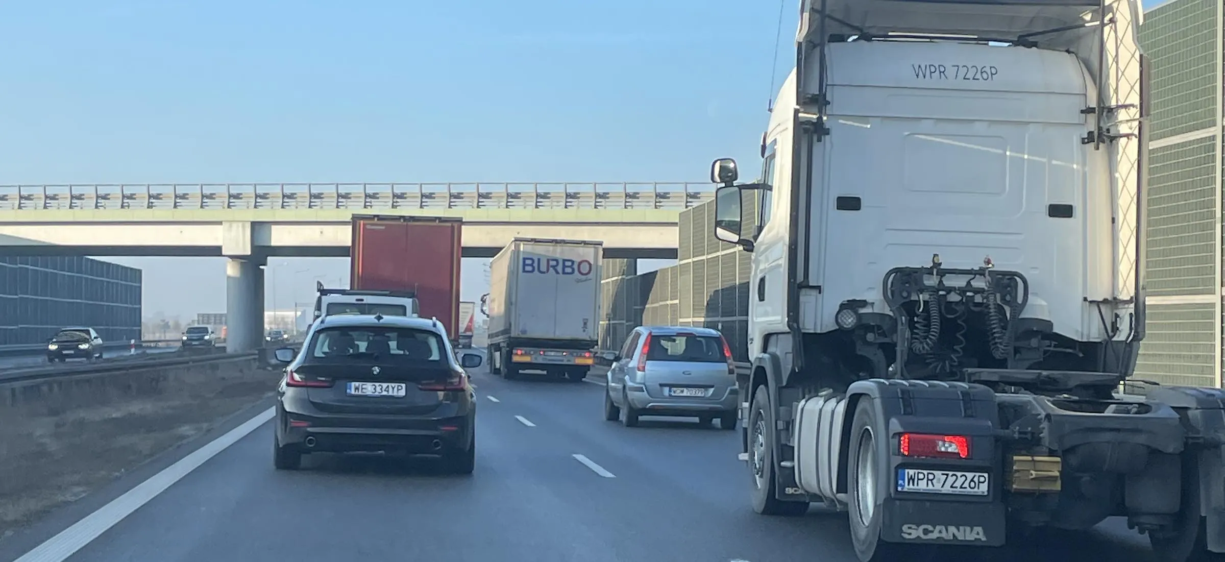 Po cichu pochowaliśmy kolejny przepis. RIP zakaz wyprzedzania się ciężarówek na autostradach [‚]