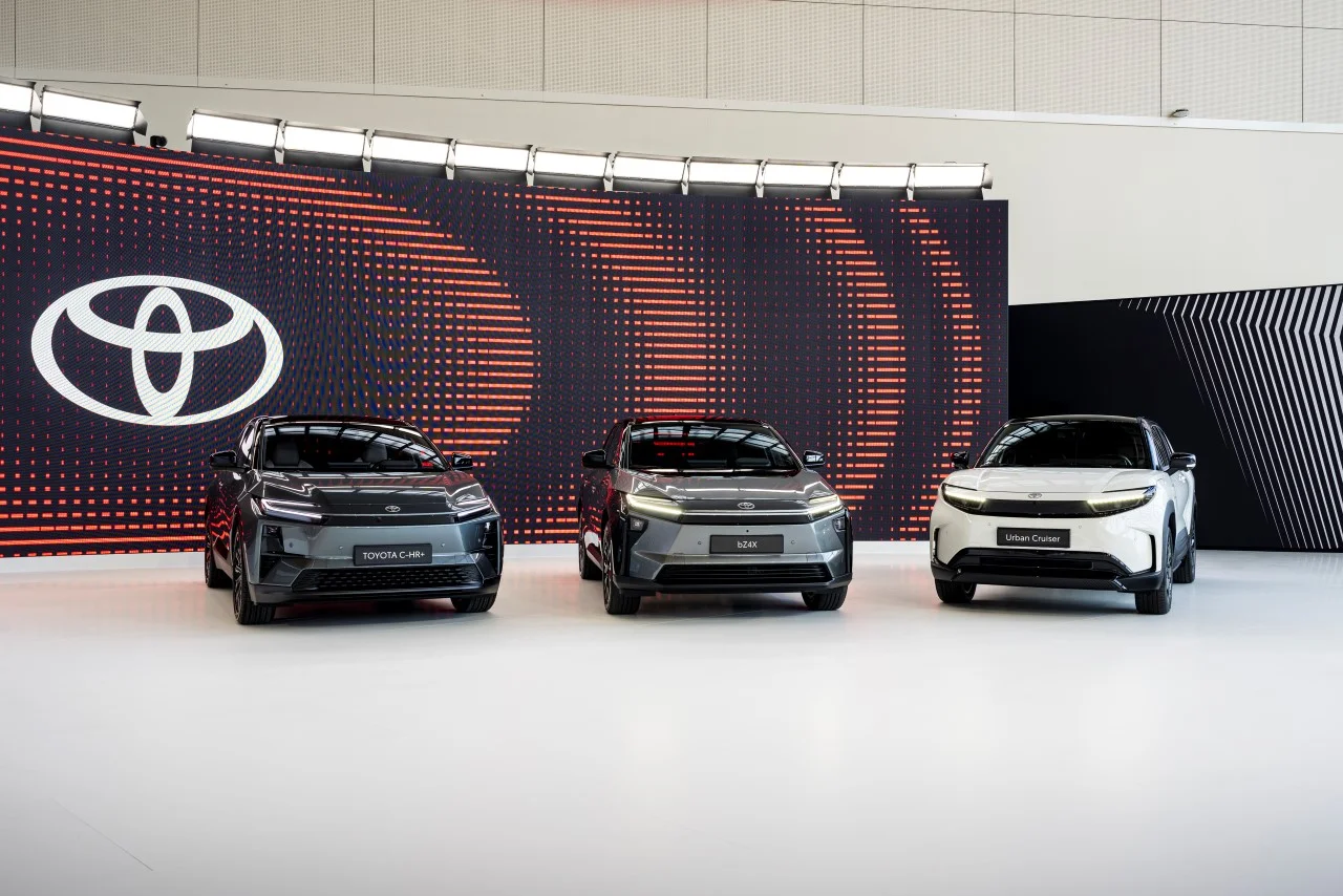 https://ocs-pl.oktawave.com/v1/AUTH_2887234e-384a-4873-8bc5-405211db13a2/autoblog/2025/03/2025_COMBO_Urban_Cruiser_bZ4X_C-HR_plus_001.jpg