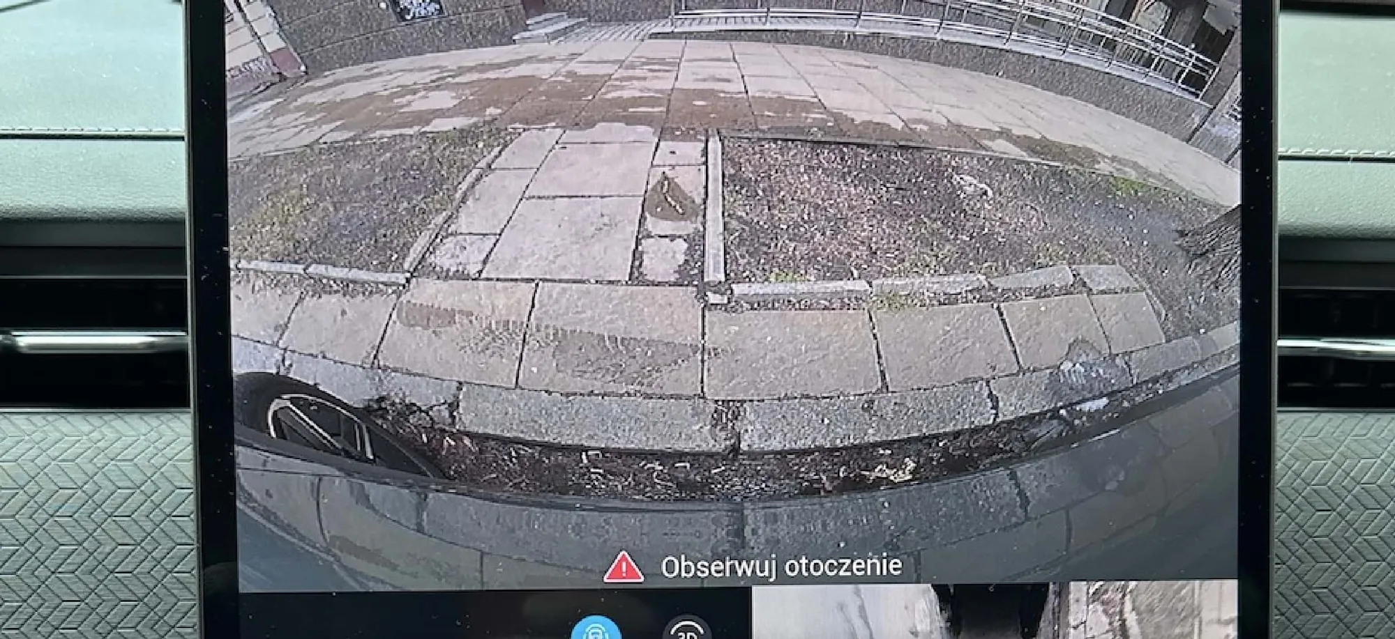 Jaecoo 7 stawia na krawężniki, trochę lekceważąc tył. Ale wybaczam mu