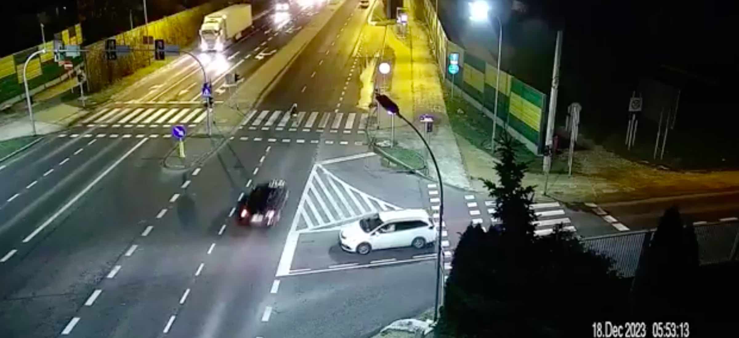 Potrącił nastolatkę na pasach, dostał mandat mniejszy niż za wyprzedzanie. Możesz liczyć na przyjaciół w mundurach