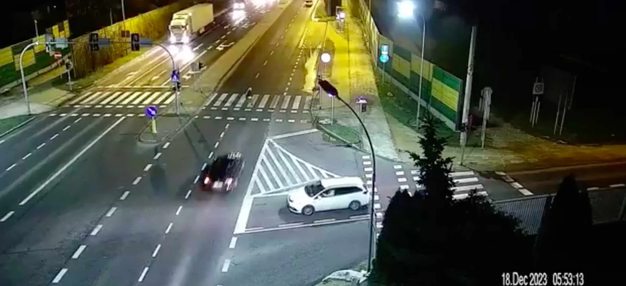 Potrącił nastolatkę na pasach, dostał mandat mniejszy niż za wyprzedzanie. Możesz liczyć na przyjaciół w mundurach