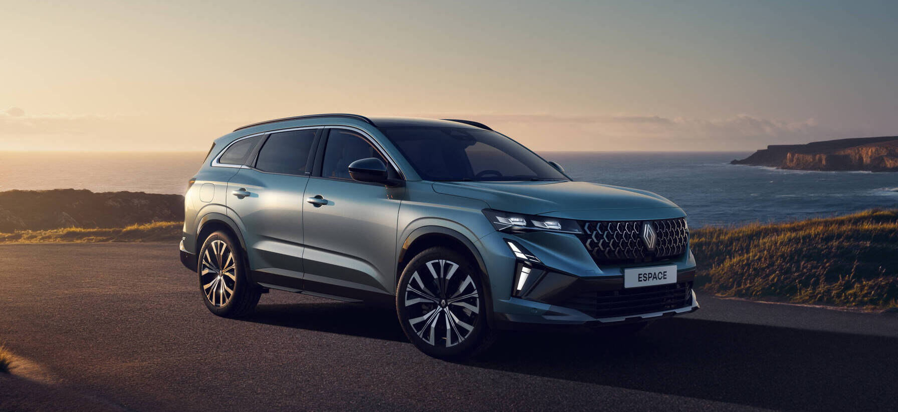 Facelifting potężnego SUV-a Renault nadszedł bardzo szybko. To musi coś zwiastować