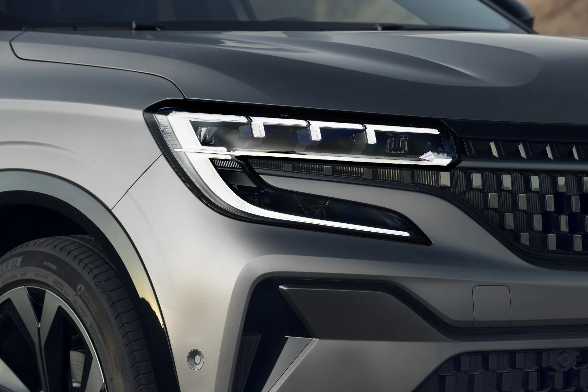 Francuski SUV z nową twarzą. Nie poznasz go