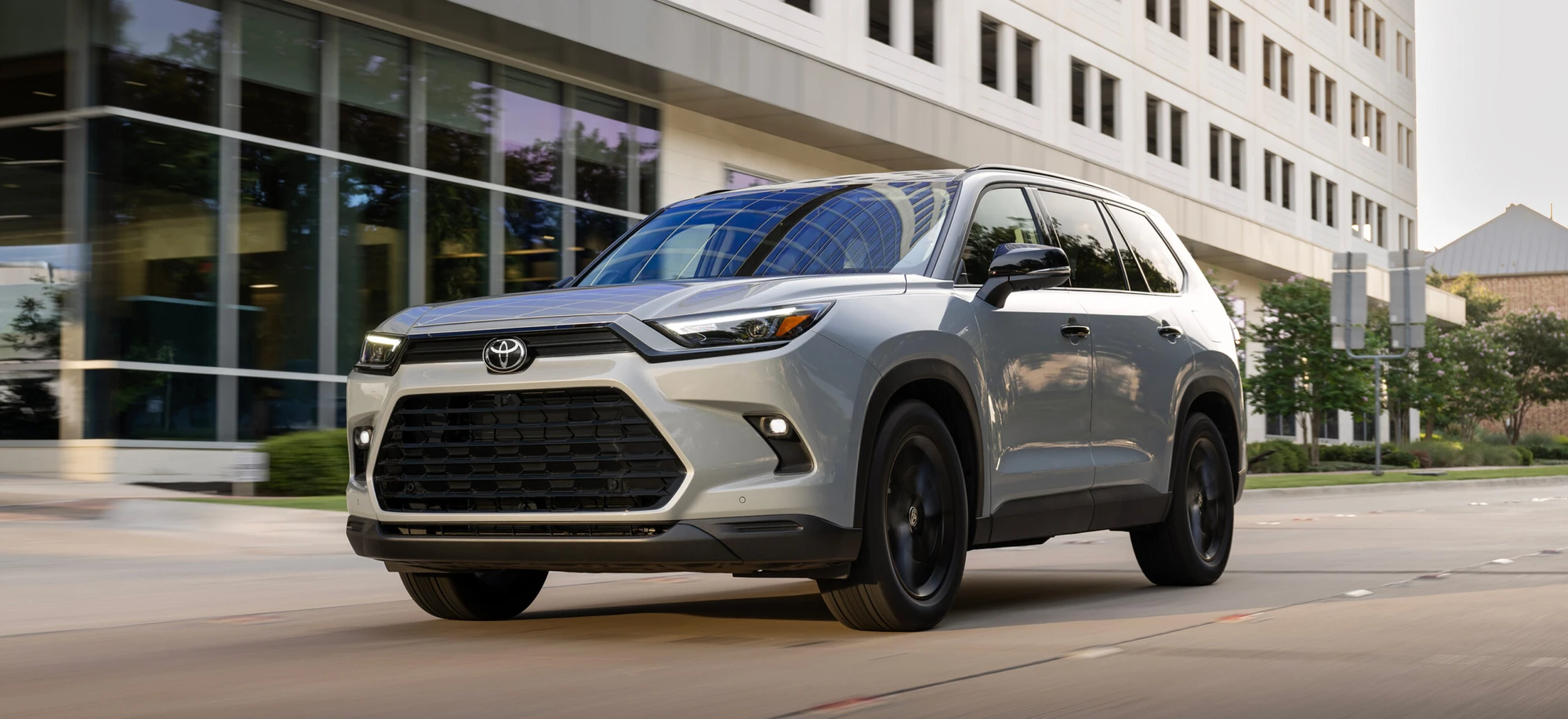 Ile może przejechać samochód z pustym bakiem? SUV Toyoty uzyskał zaskakujący wynik