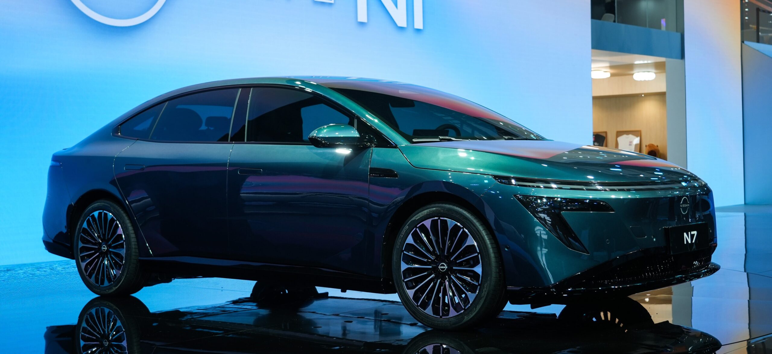 Duży sedan Nissana nareszcie w sprzedaży. Prezentuje się interesująco, ale jest jeden problem