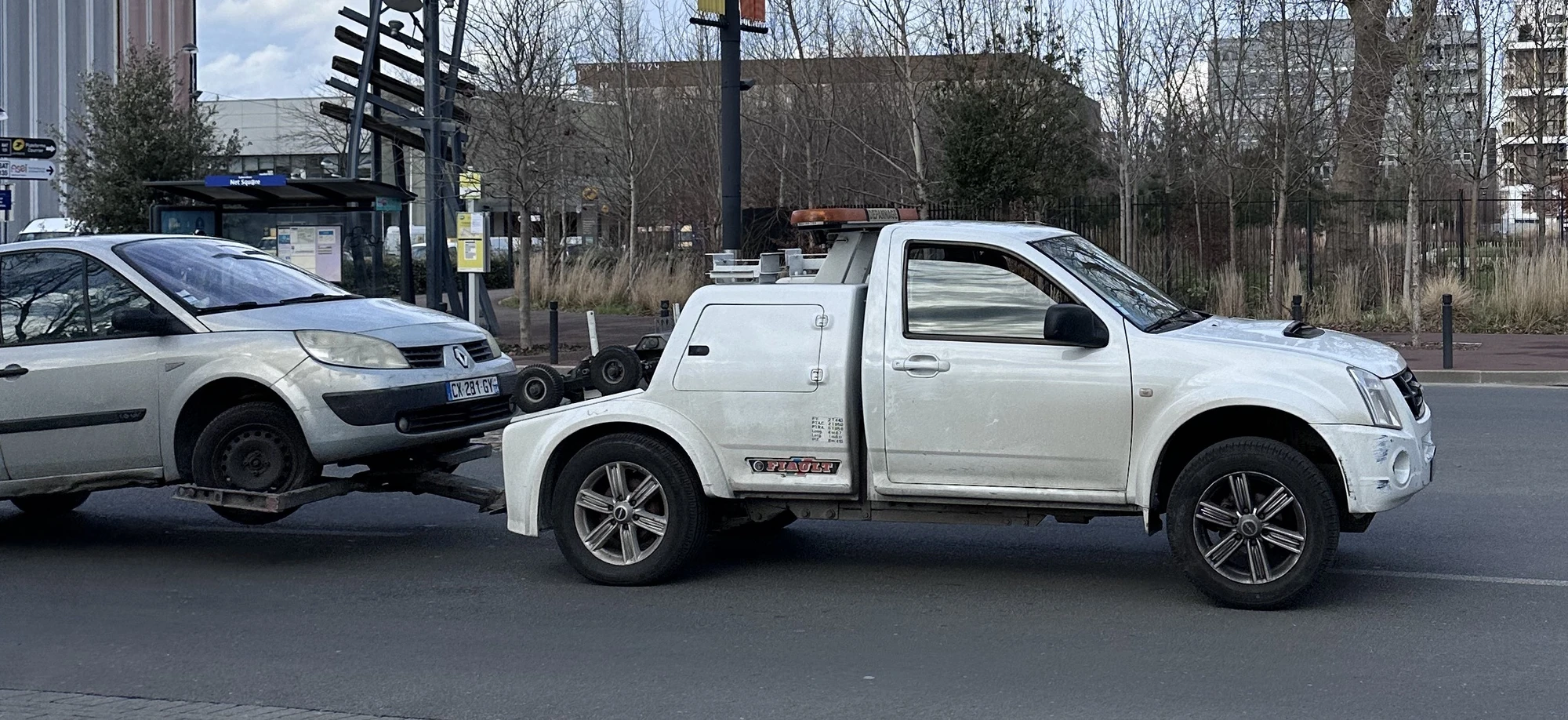 Holowniku łaskawy, byle do Warszawy. Odholowali ci auto – ile zapłacisz? To zależy od miasta