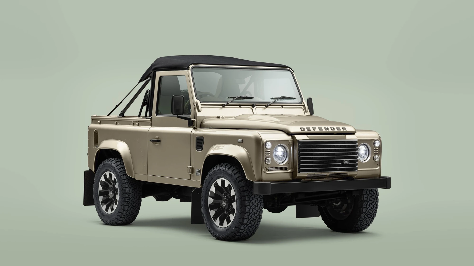Klasyczny Defender wraca do salonów. Ale nie cieszcie się na wyrost, to nie jest Land Rover dla każdego
