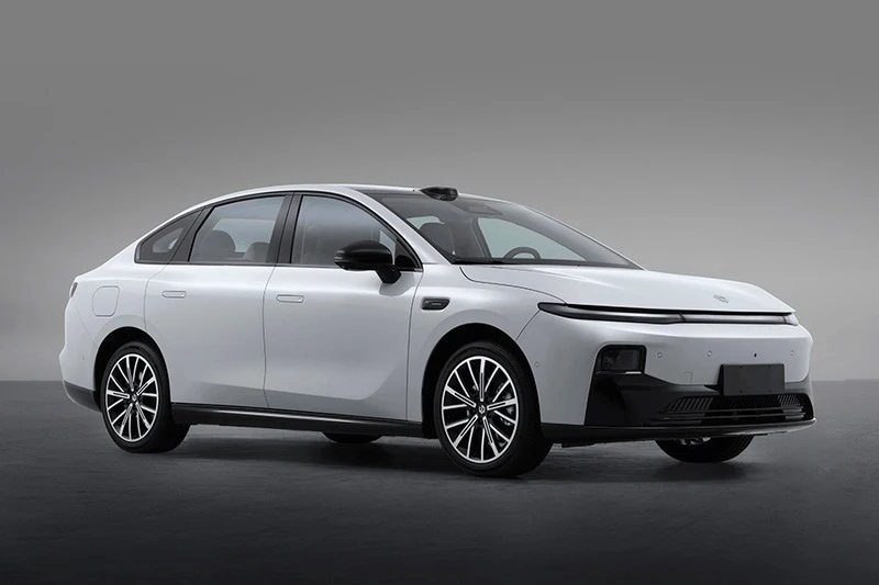 Oto tani sedan od Stellantis. Toyota Corolla wierci się nerwowo