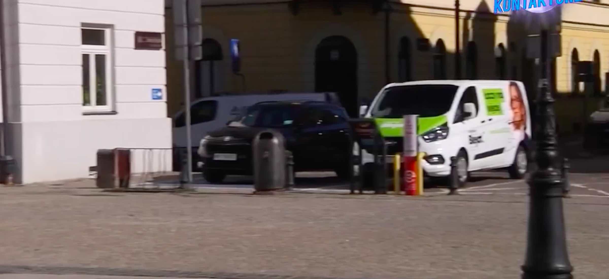 Sztab wyborczy kandydatki Lewicy parkuje na zakazie. Oni tylko na chwilę, to inna sytuacja