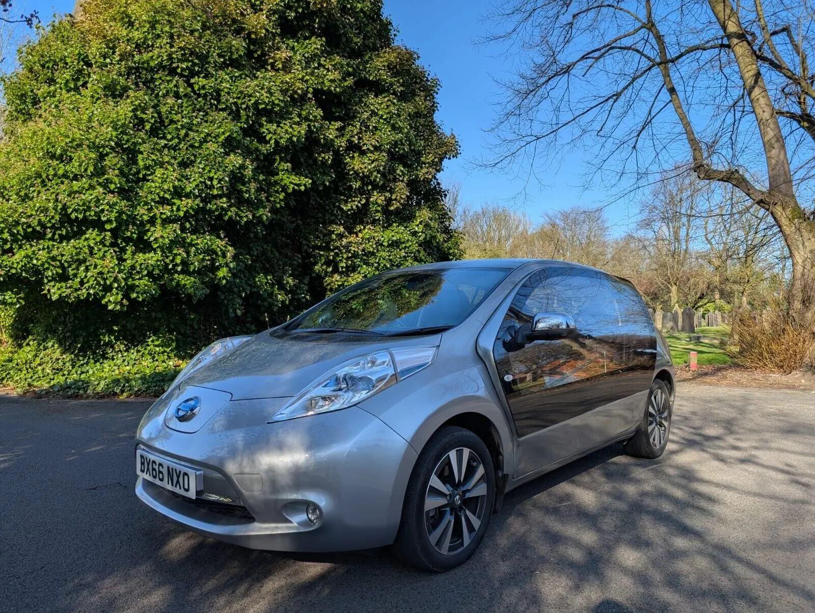 https://ocs-pl.oktawave.com/v1/AUTH_2887234e-384a-4873-8bc5-405211db13a2/autoblog/2025/04/nissan-leaf-karawan-2.jpg