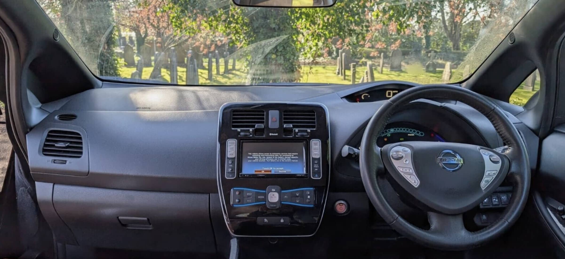 Nietypowy Nissan Leaf na sprzedaż. Trudno powiedzieć, ilu jest osobowy