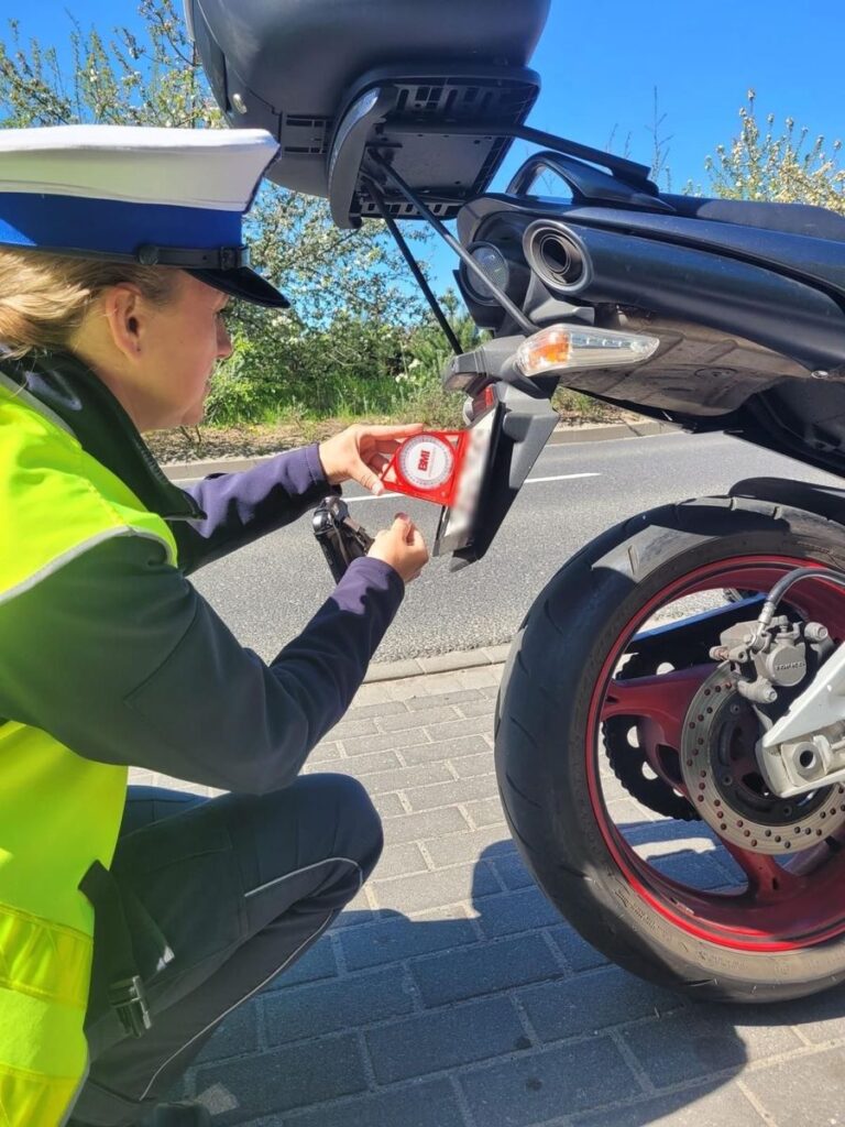 https://ocs-pl.oktawave.com/v1/AUTH_2887234e-384a-4873-8bc5-405211db13a2/autoblog/2025/04/pomiar-kata-nachylenia-4-768x1024.jpg