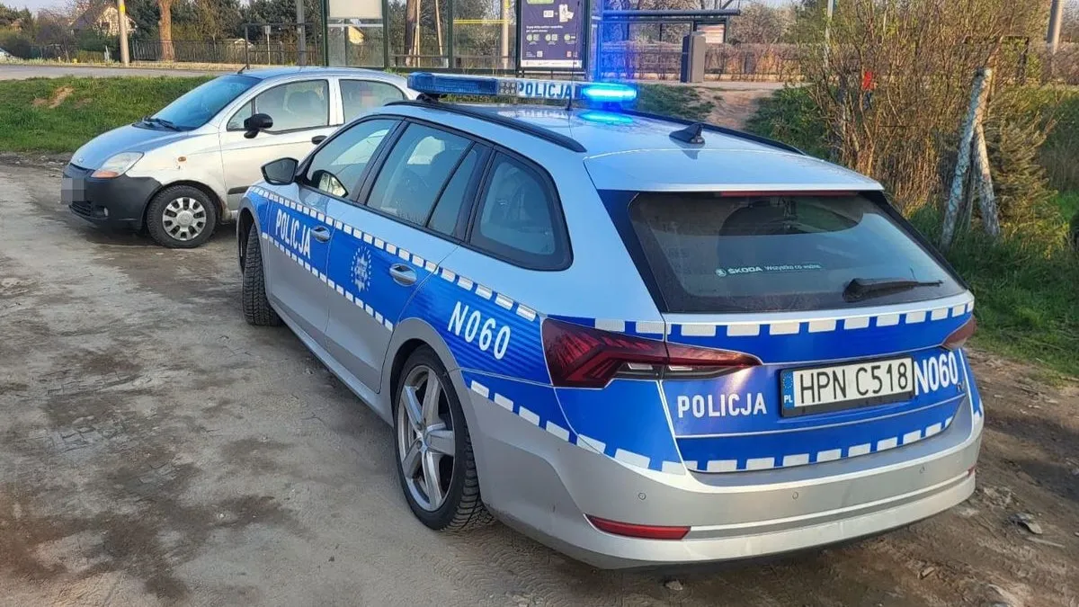 Pokazał policjantom podrobione prawa jazdy. Poddał się za trzecim razem