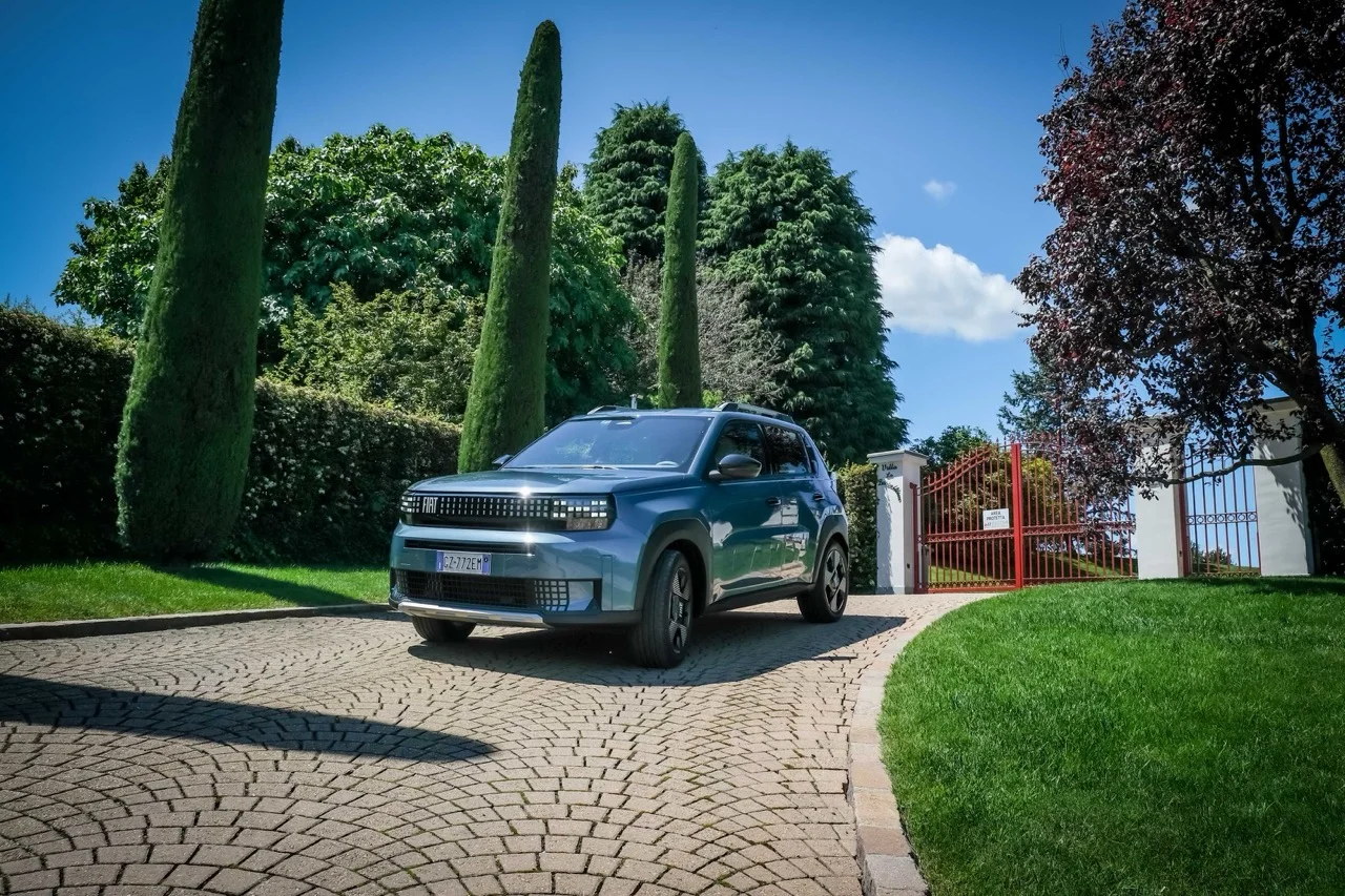 https://ocs-pl.oktawave.com/v1/AUTH_2887234e-384a-4873-8bc5-405211db13a2/autoblog/2025/05/Fiat-Grande-Panda-Hybrid_4.jpeg