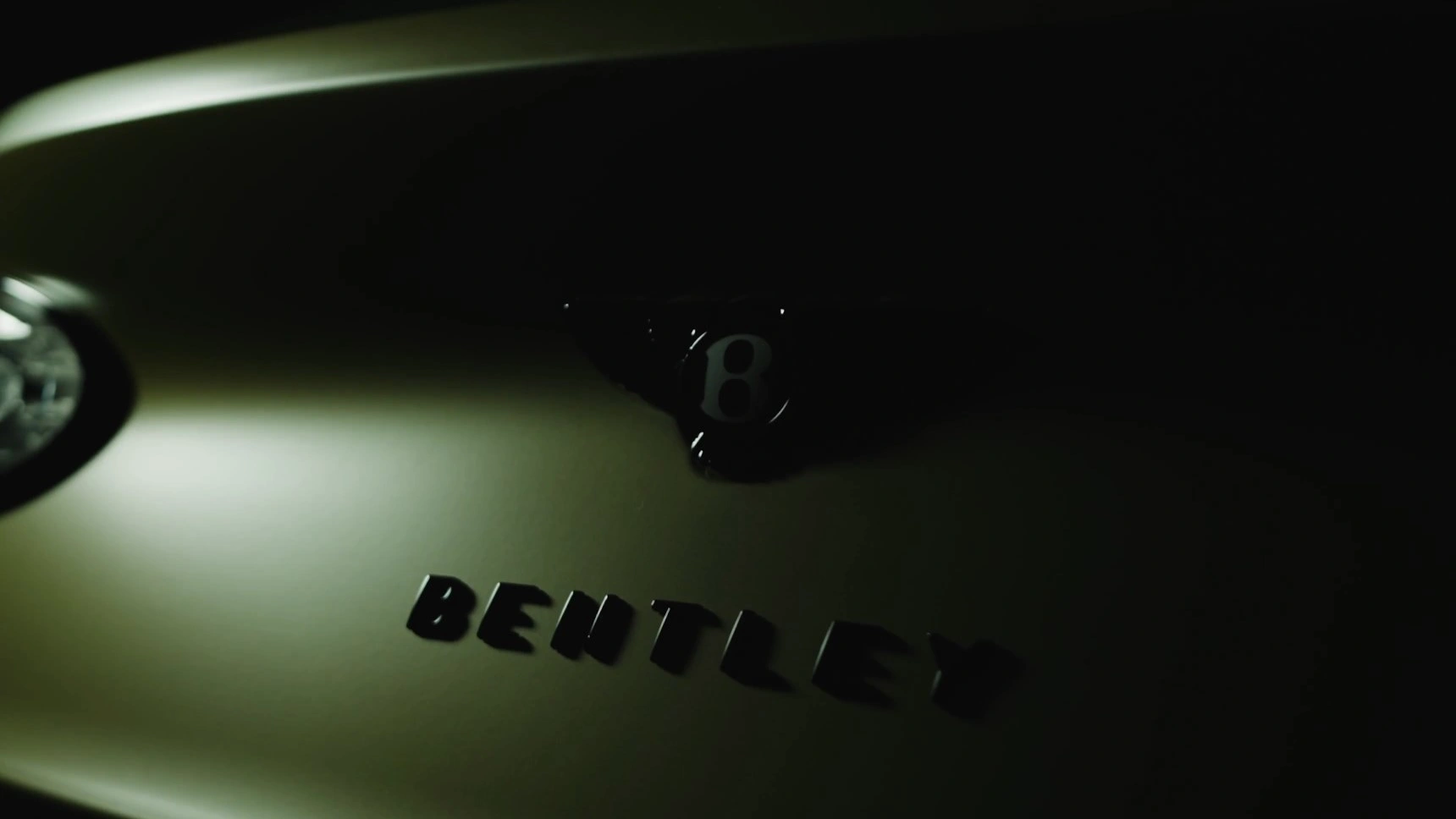 Tankowiec wpływa do portu. Bentley mówi, że będzie zwinny jak skuter wodny. Jaaasne
