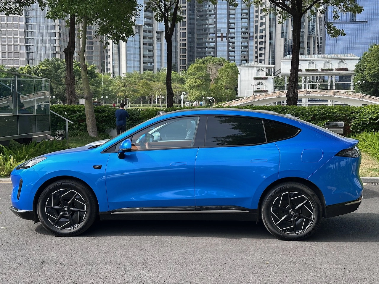 https://ocs-pl.oktawave.com/v1/AUTH_2887234e-384a-4873-8bc5-405211db13a2/autoblog/2025/05/gac-hyptec-ht-2-1.jpeg