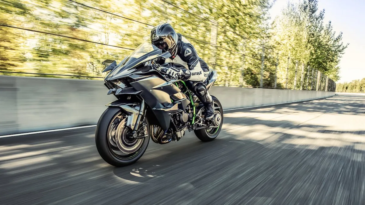 Obtarł motocyklem samochód. Teraz nie wiadomo, za co dokładnie go ukarać